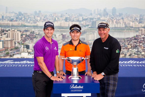 dam Scott (left), YE Yang (middle), the 2009 US PGA Championship winner, and British Open champion Darren Clarke (right)